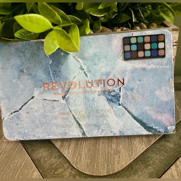 Makeup Revolution Eyeshadow Palette London Forever Flawless Ice, 18 Shades New - Picture 5 of 7